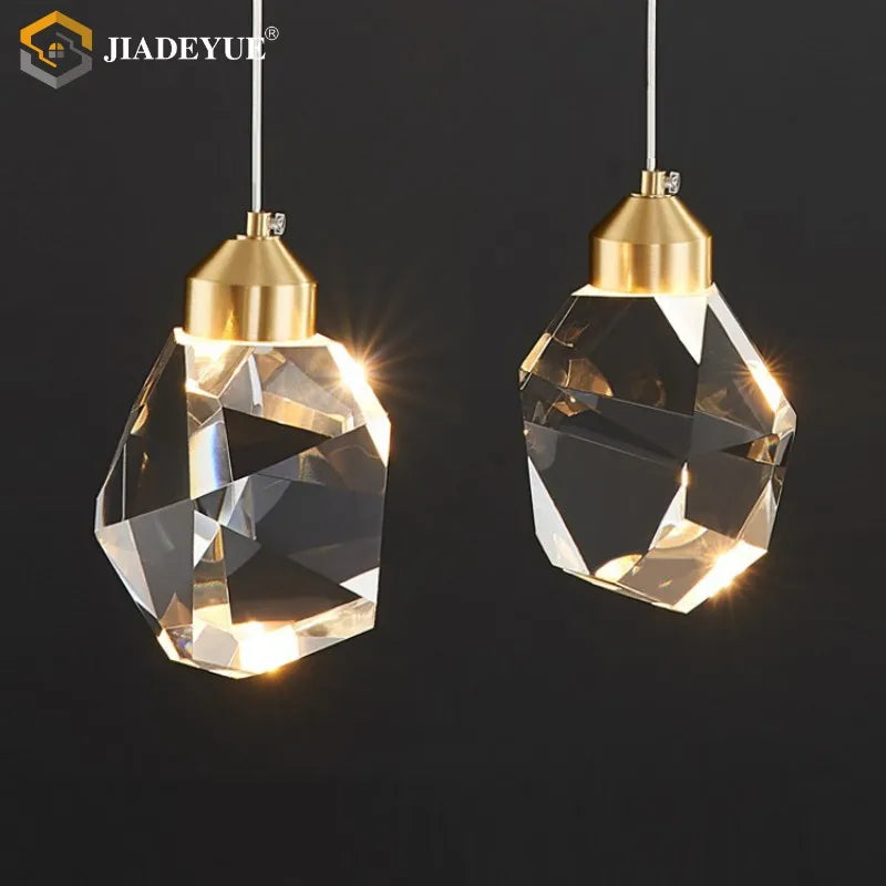 suspension lumineuse moderne transparente facettes géométriques dorées élégante autoinstallation led chambre salon