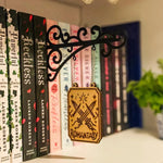 supports muraux livres pendentifs décoratifs gothiques ornements floraux arches métalliques pendentifs translucides motifs bibliothèque