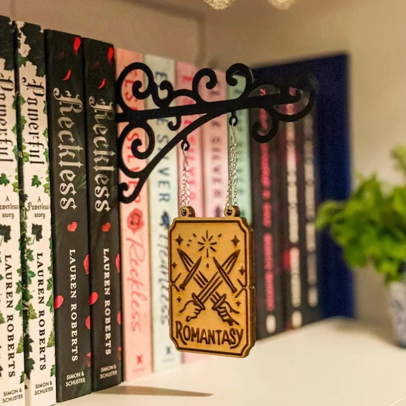 supports muraux livres pendentifs décoratifs gothiques ornements floraux arches métalliques pendentifs translucides motifs bibliothèque