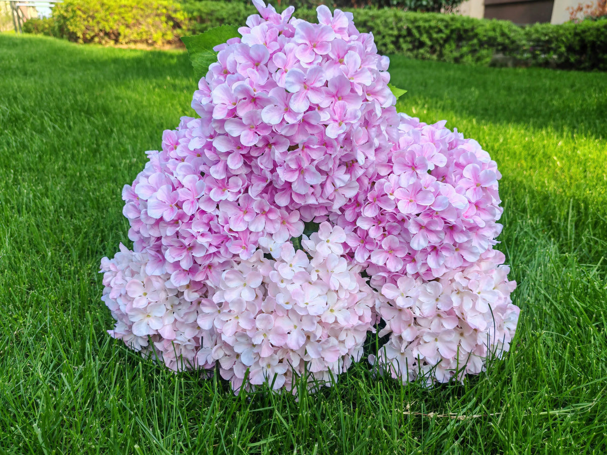 décoration extérieure moderne bouquet hortensia rose blanc bleu anniversaire mariage
