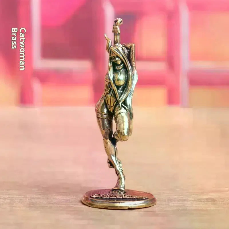 statue femme bronze sculptée détails fins pose dynamique base lettres art décoratif maison