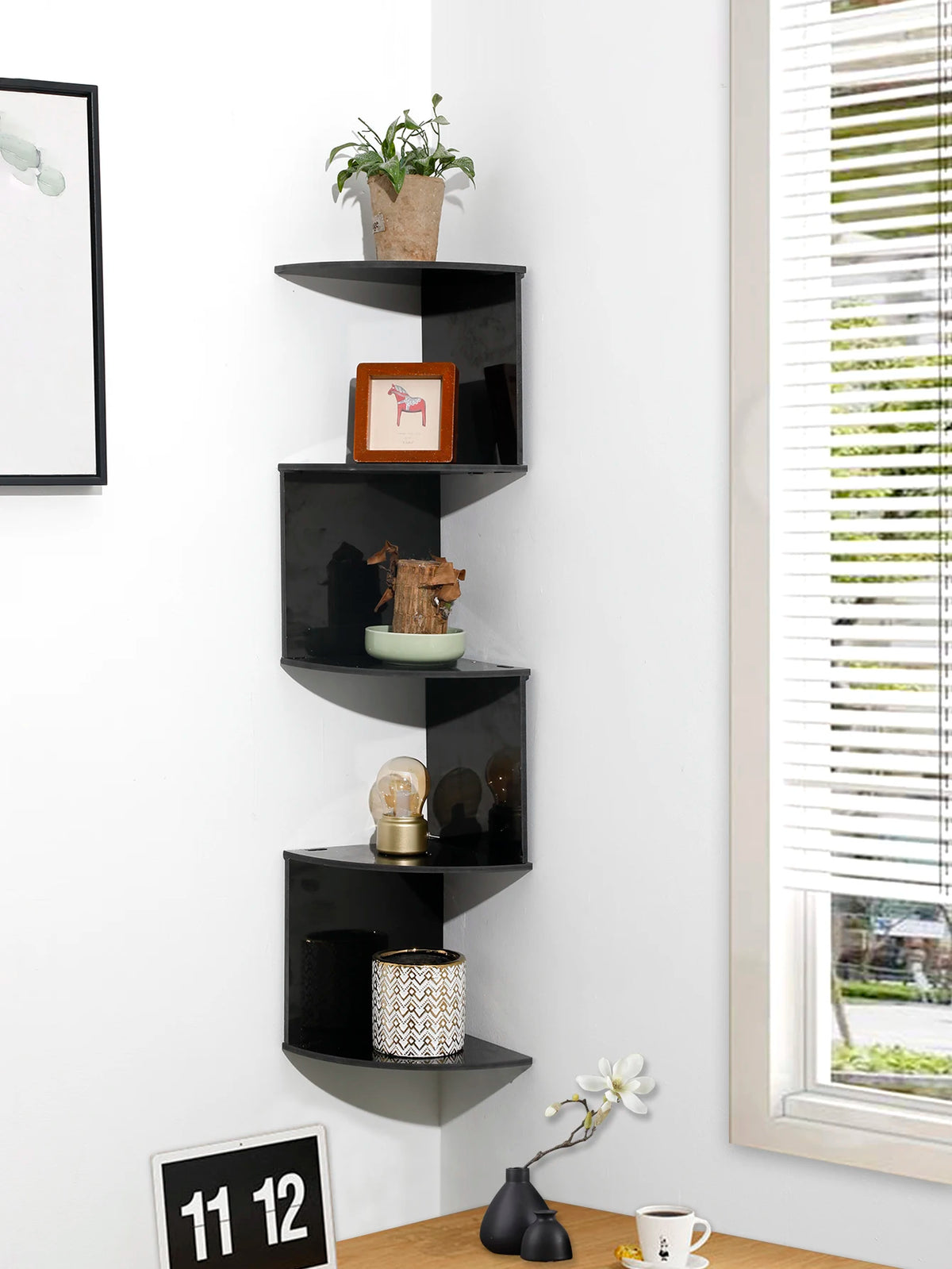 Étagère d'angle en PVC beige dans une cuisine avec épices