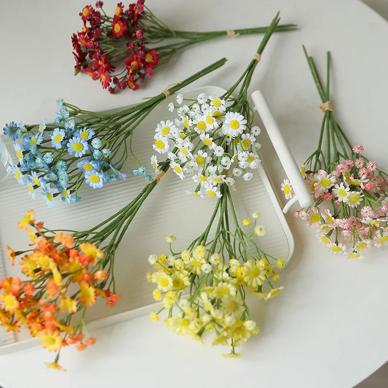 décoration intérieure moderne bouquet artificiel fleurs colorées tiges vertes minimaliste