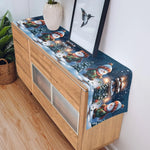 Cette image présente un meuble en bois clair décoré d'un motif de bonhommes de neige enneigés dans un paysage hivernal.