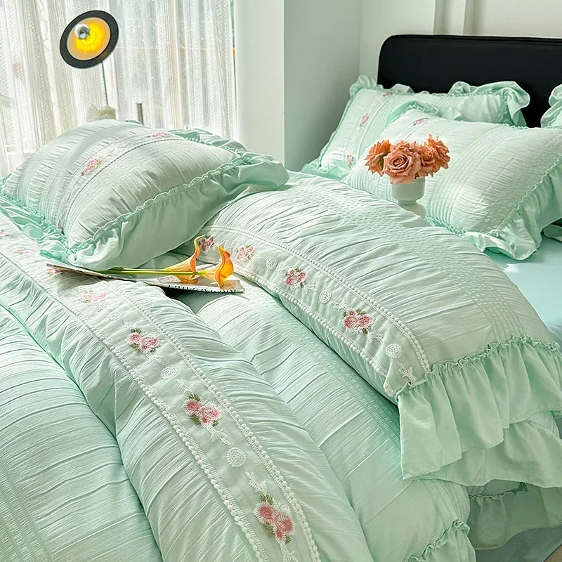 ensemble literie romantique broderies roses volants drap plat oreillers taies d'oreiller couleurs pastel vert
