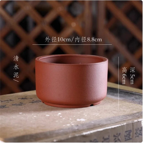 cache pot céramique texture granulée classique minimaliste beige marron foncé support bois sculptéintérieur décoration
