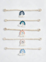 rideau boho chic arc ciel blanc pompons fenêtre maison hospitalité