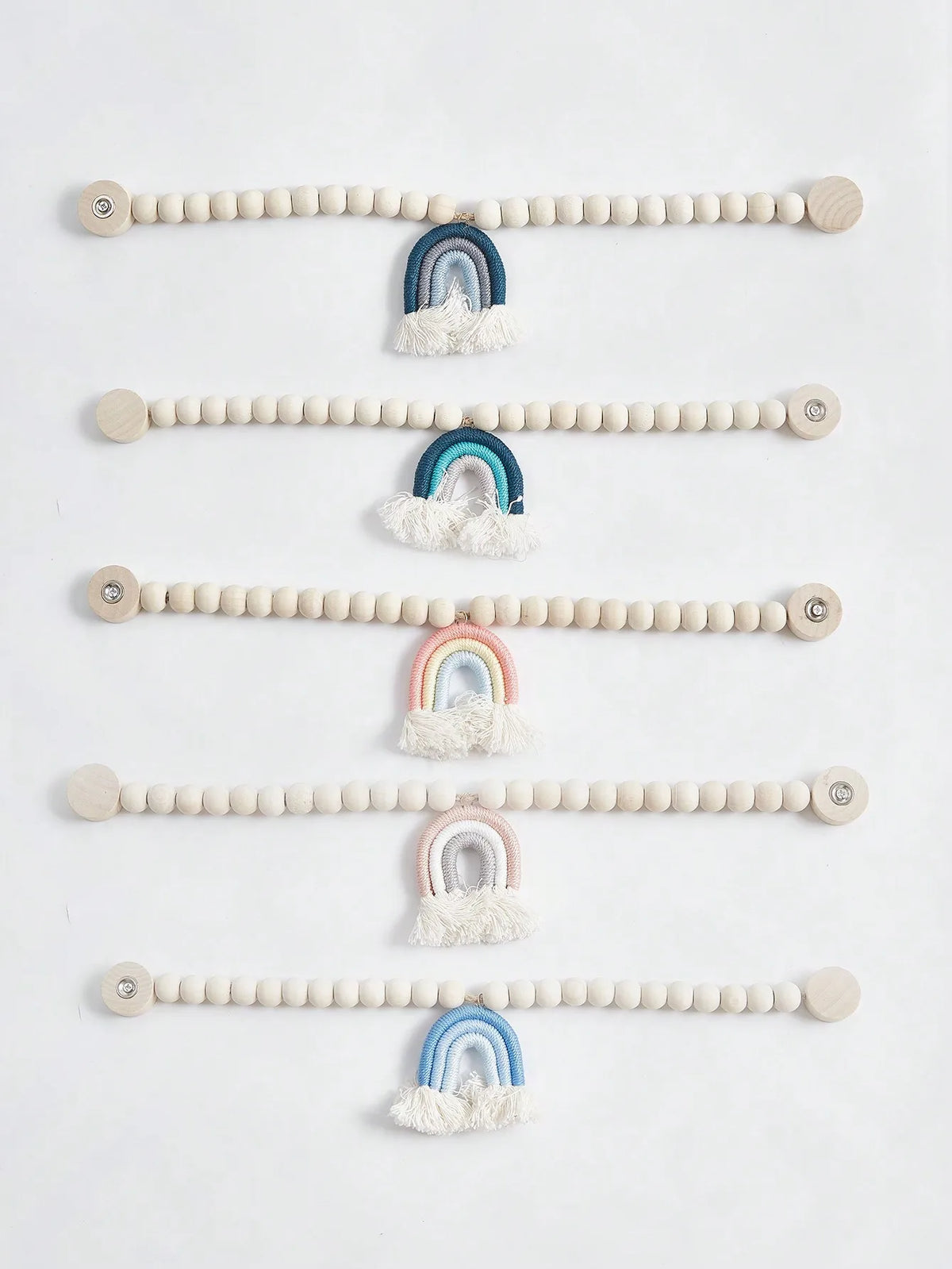 rideau boho chic arc ciel blanc pompons fenêtre maison hospitalité