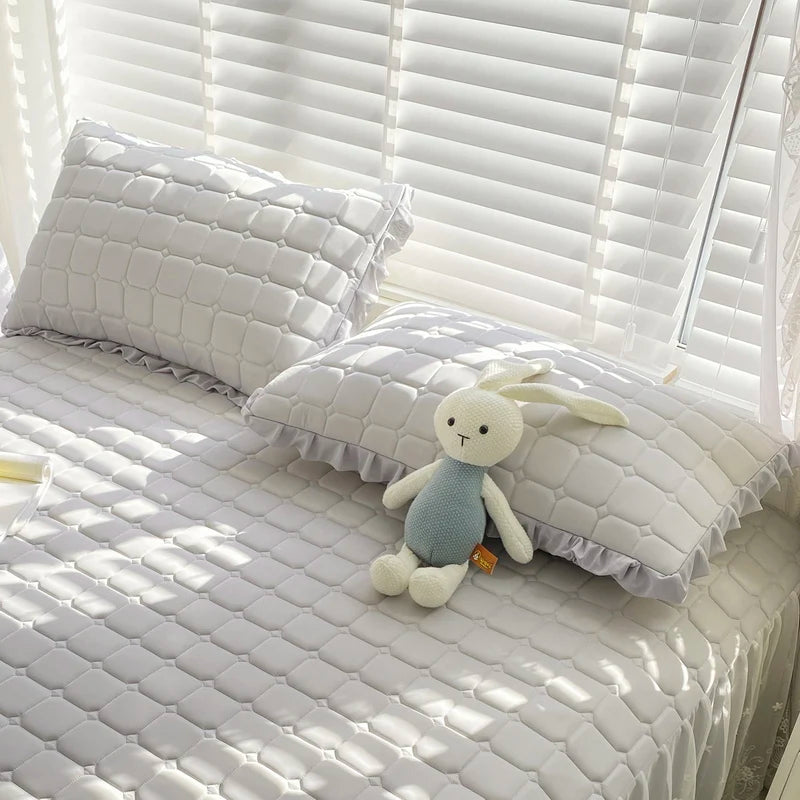 protège matelas bleu clair quilté moderne oreiller tasse jouet lapin
