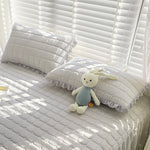 protège matelas bleu clair quilté moderne oreiller tasse jouet lapin