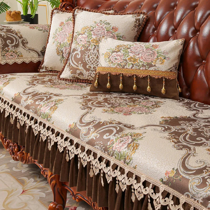 L'élégante parure de lit avec ses motifs floraux raffinés et ses franges dorées crée une ambiance chaleureuse et chic dans cette pièce.
