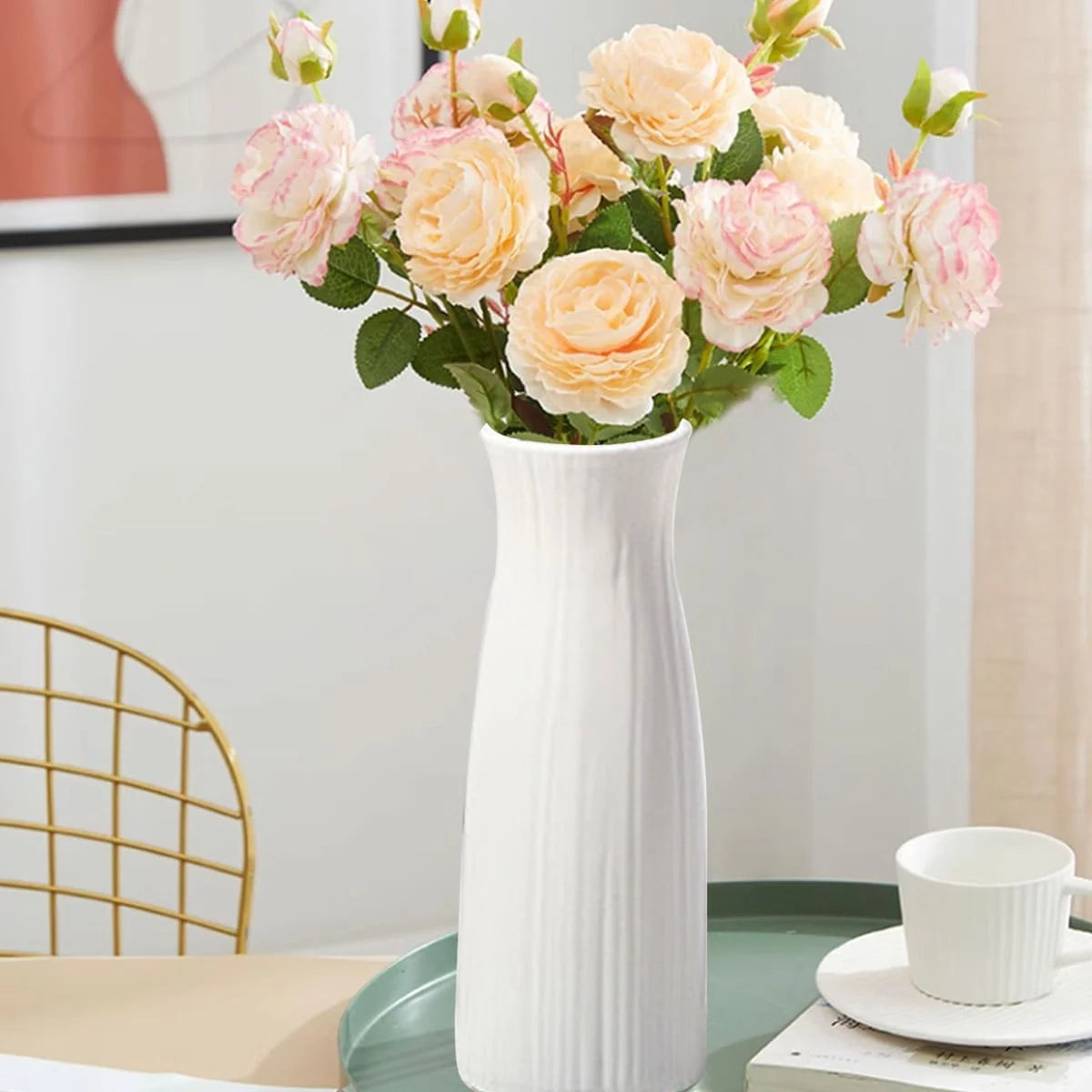vase moderne minimaliste blanc strié rose blanc jaune séché roses bougies tableau chaise tissu