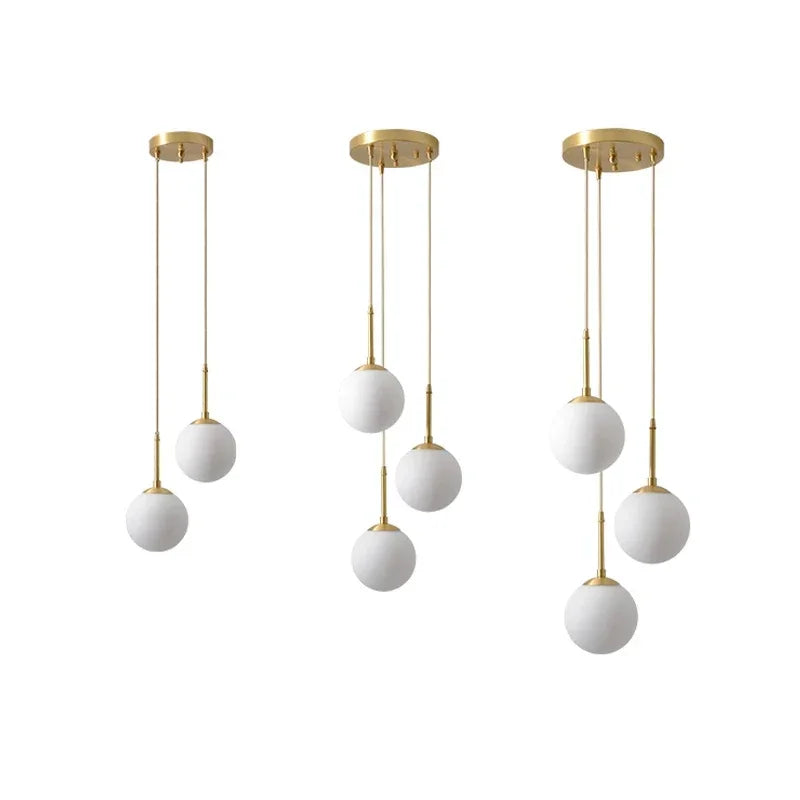 suspension lumineuse moderne or blanc sphères translucides pièces structure métal doré