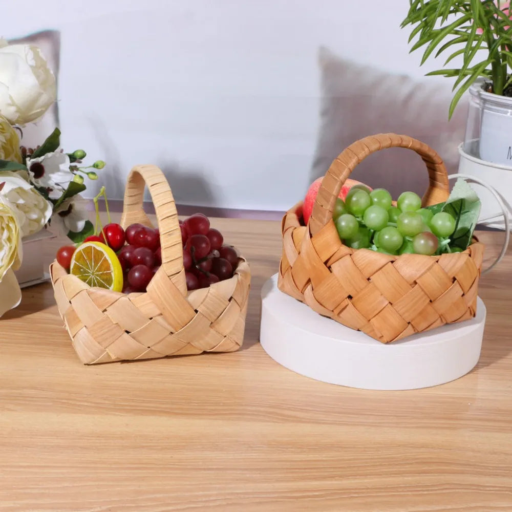 panier tressé bois naturel réutilisable traditionnel poignée anneaux métalliques rustique utilisation multiple fleuriers decoration