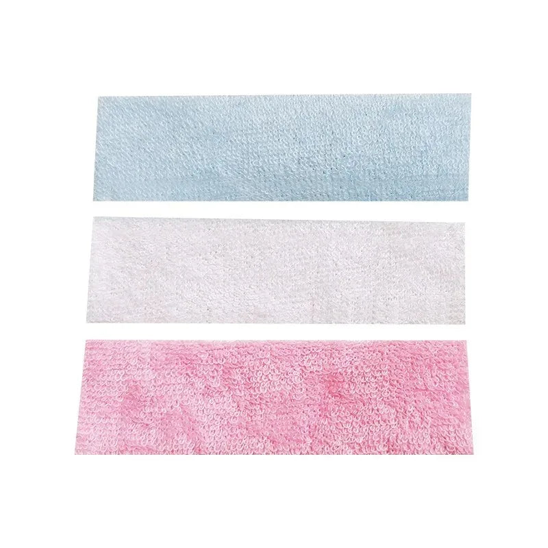 serviettes miniatures décoratives bleu clair rose blanches poilues texturées accessoires poupée miniature présentées pliées