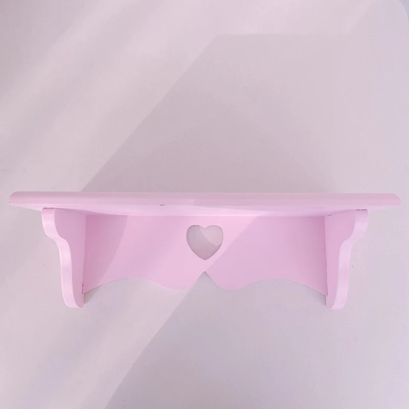 Détail de la dentelle délicate sur le porte-manteau mural en bois style cœur fille