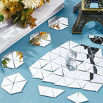 Miroirs mosaïque disposés en motif géométrique sur mur de salon