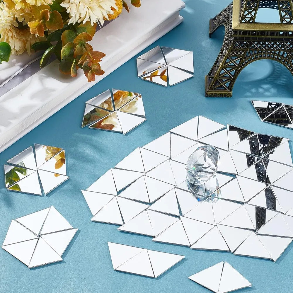 Miroirs mosaïque disposés en motif géométrique sur mur de salon