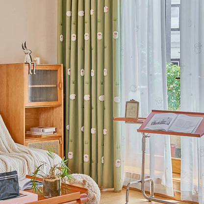 Rideaux occultants verts avec motifs moutons brodés en relief, parfaits pour chambre d'enfant, ambiance chaleureuse et ludique.