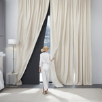 Femme touchant un Rideaux Occultants Blanc Cassé, Transformez votre intérieur avec des rideaux occultants blanc cassé poly...