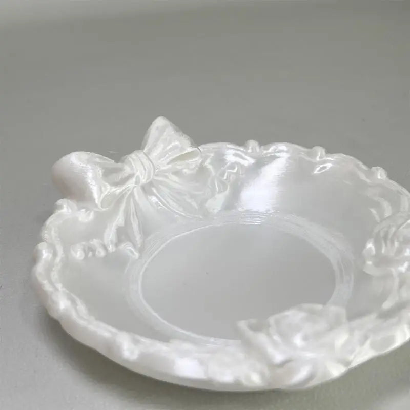 assiette exposant bijoux blanc roses sculptées classique romantique acrylique
