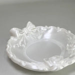 assiette exposant bijoux blanc roses sculptées classique romantique acrylique