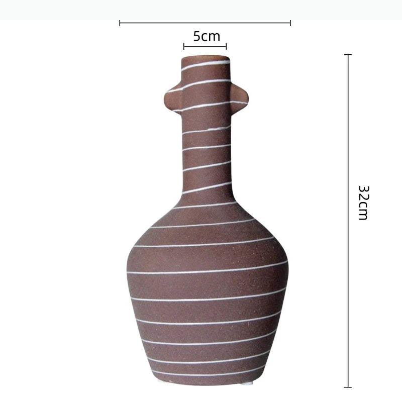 vase céramique moderne brun rougeâtre lignes blanches texture rugueuse minimaliste