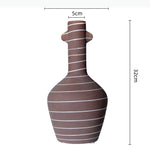 vase céramique moderne brun rougeâtre lignes blanches texture rugueuse minimaliste