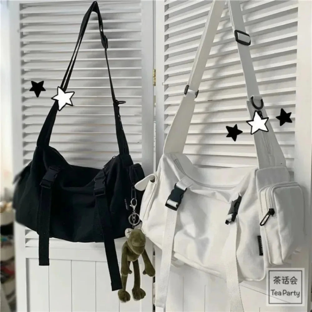 sac bandoulière toile unisexe seau noir blanc urbain décontracté sangles réglables porte clés ours