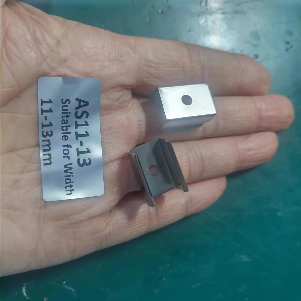 clips métalliques argentés industriels fixations support bandes led acier inoxydable certifications rohs