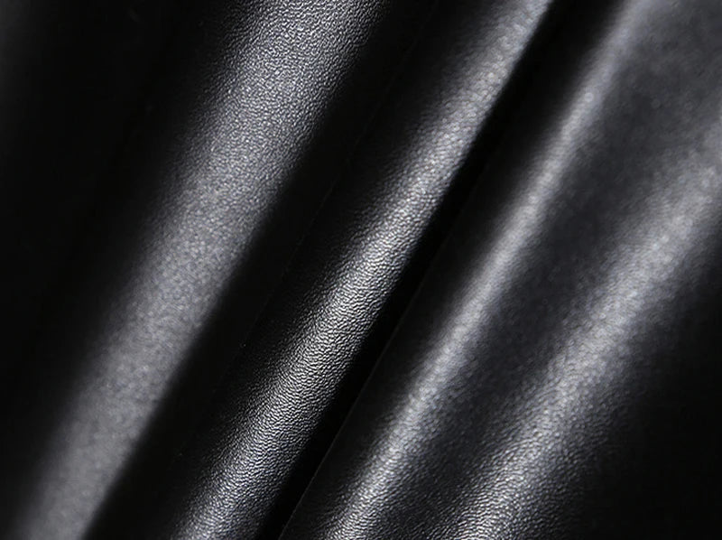 Détail de la matière cuir synthétique de la housse vert clair