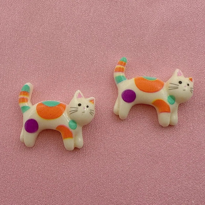 bijoux kawaii chats colorés cartoon modernes 20 30mm blanc bleu orange rose jaune