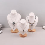 colliers modernes soie noir blanc vert cadre cuir bois affichage bijoux pendentifs cou
