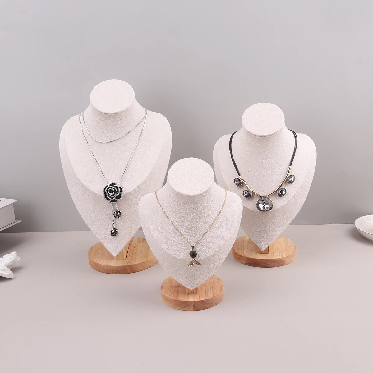 colliers modernes soie noir blanc vert cadre cuir bois affichage bijoux pendentifs cou
