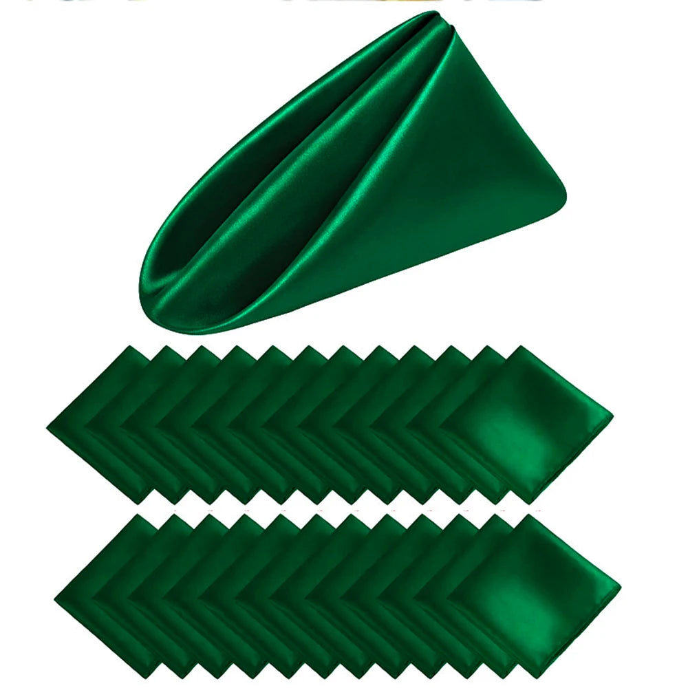 Cette image montre un triangle vert brillant avec une texture lisse et brillante, encadré par des motifs géométriques triangulaires verts, évoquant une impression de mouvement et de profondeur.