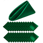 Cette image montre un triangle vert brillant avec une texture lisse et brillante, encadré par des motifs géométriques triangulaires verts, évoquant une impression de mouvement et de profondeur.