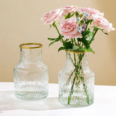 Grand vase en verre transparent avec arrangement floral hydroponique sur table moderne
