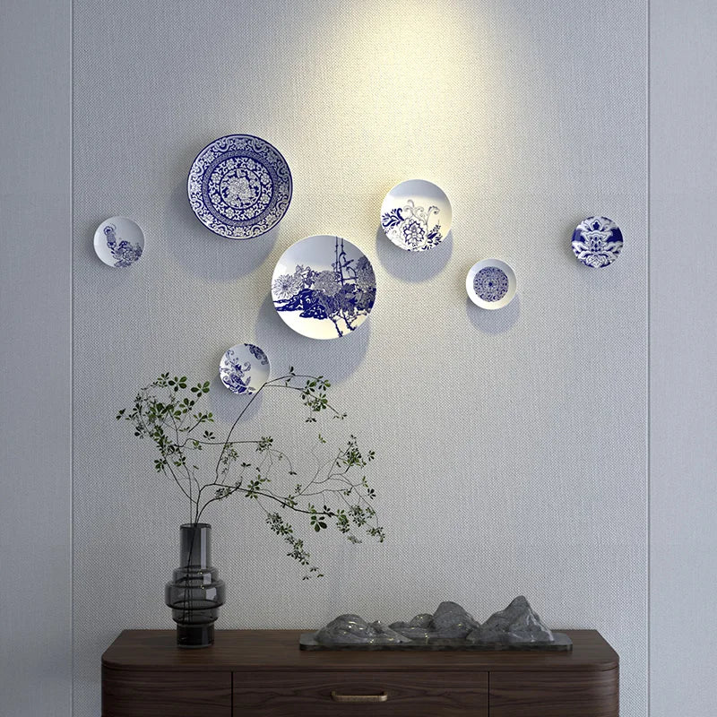 Détail du motif floral bleu sur l'assiette murale en céramique