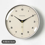 horloge murale quartz aiguille sourdine salon minimaliste visage unique fond blanc numéros noirs cadre