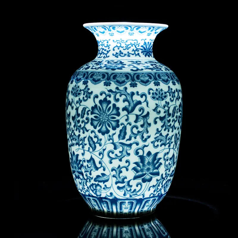 Vase en porcelaine bleu et blanc ornée de motifs floraux élaborés sur fond noir.
