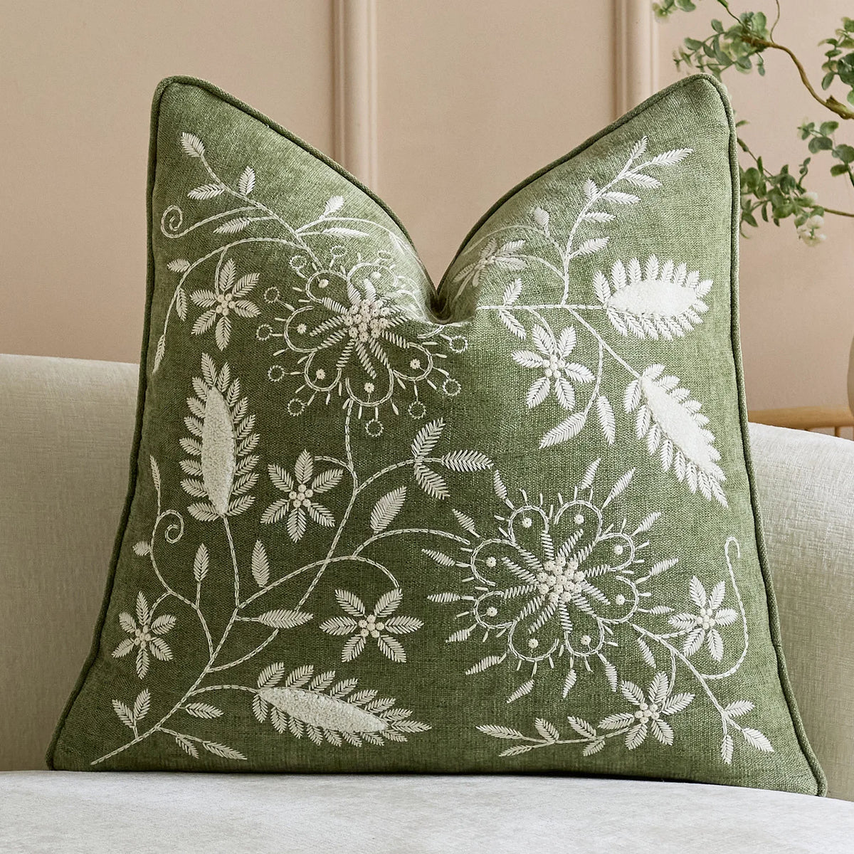 housse coussin carré brodé tissu chenille motif floral vert rouge décor maison lit sofa