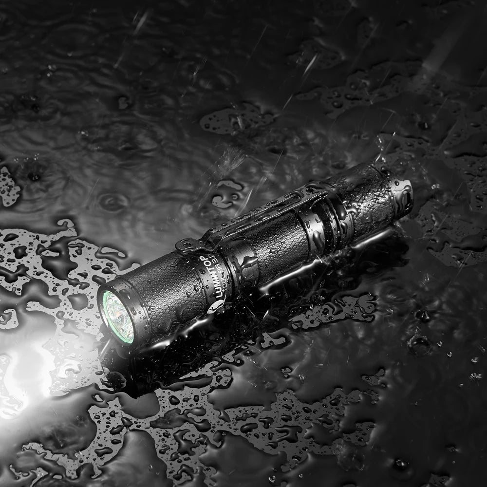 lampe torche led noire texturée moderne clip 900 lumens batterie aaa modes chargeur multifonctionnel