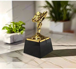statuette décorative argentée chrome noir doré élégante luxueuse classique ornement maison salon