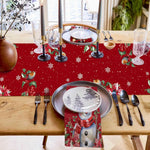 Une table de Noël joliment décorée avec des bougies, des ornements et des motifs saisonniers festifs.