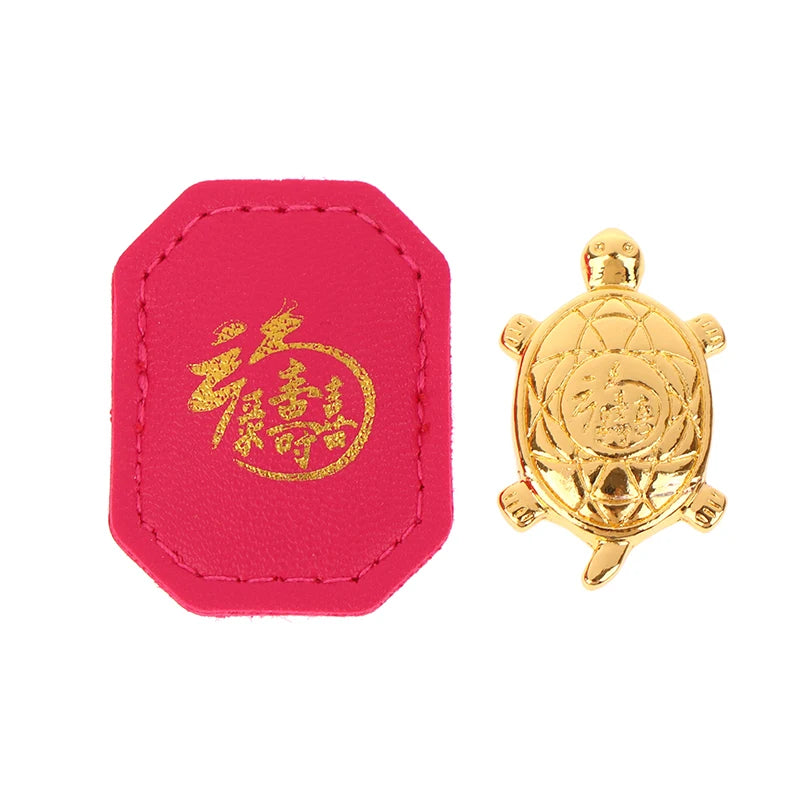 pendentif tortue dorée motif cuir rouge orné feng shui chance richesse décoration intérieure souvenir