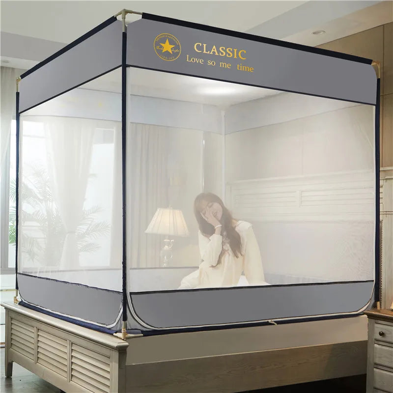 L'image montre un lit à baldaquin blanc dans une chambre lumineuse, avec un panneau "Classic - Love so me time" accroché au-dessus.