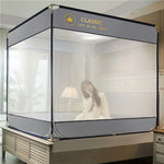 L'image montre un lit à baldaquin blanc dans une chambre lumineuse, avec un panneau "Classic - Love so me time" accroché au-dessus.