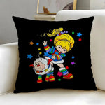housse coussin vintage cartoon arc ciel personnages étoiles 45x45cm polyester bleu jaune rose noir
