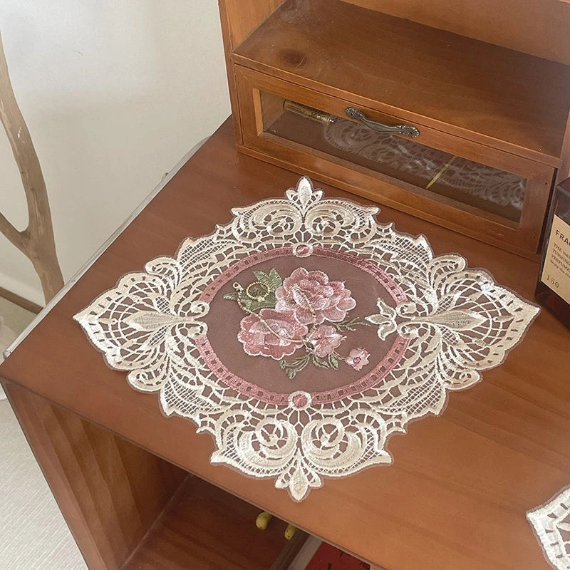 serviette table dentelle blanche broderie florale vintage romantique décoration mariage