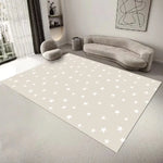 Le tapis moderne et moelleux dans le salon, orné de motifs d'étoiles blanches sur un fond beige, crée une ambiance chaleureuse et élégante dans cette pièce spacieuse.